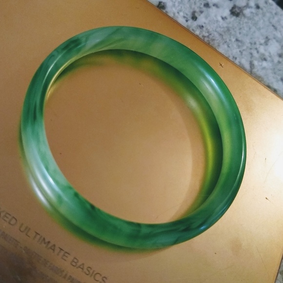 Grade A jadeite bangle style bracelet - Picture 1 of 4